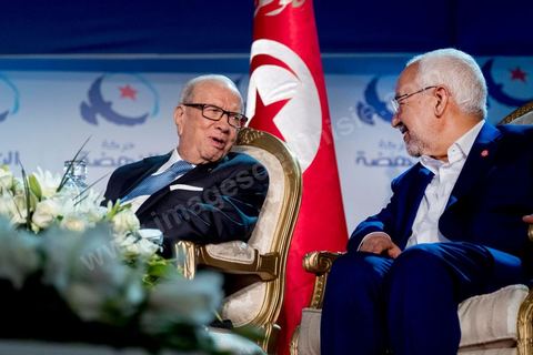 20 mai 2016 : Béji Caïd Essebsi et Rached Ghannouchi à l'ouverture du 10e congrès du Mouvement Ennahdha dans la garnde salle de sport de Radès, avec plusierus milliers de militants et de congressistes du parti Ennahdha. Mais l'événement fut bien la présence et le discours de Beji Caïd Essebsi, Président de la République élu il y a plus d'un an grâce à une campagne anti Ennahdha, mais avec qui il doit depuis cohabiter au pouvoir : "Je veux être franc avec vous, j'ai hésité à venir", a-t-il dit. Mais "je suis venu par considération pour les efforts de ce parti pour appuyer le consensus de réconciliation nationale"La cérémonie inaugurale s’est déroulée en présence du président de l’Assemblée des représentants du peuple, Mohamed Ennaceur, des membres de la coalition gouvernementale, de partis représentés et non représentés au parlement, de députés et de personnalités nationales, un show où il était bon d'être vu. Ce congrès doit marquer un tournant dans l'histoire du mouvement en actant la séparation entre activités politiques et religieuses. Au cours du week-end, le parti - pour lequel un changement de nom est évoqué - doit évaluer son action et tirer le bilan de ses deux ans au pouvoir au sein d'une "troïka".Il doit aussi adopter des "feuilles de route" politique, économique et sociale pour les années à venir.