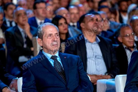 20 mai 2016 : ouverture du 10e congrès du Mouvement Ennahdha dans la garnde salle de sport de Radès, avec plusierus milliers de militants et de congressistes du parti Ennahdha. Mais l'événement fut bien la présence et le discours de Beji Caïd Essebsi, Président de la République élu il y a plus d'un an grâce à une campagne anti Ennahdha, mais avec qui il doit depuis cohabiter au pouvoir : "Je veux être franc avec vous, j'ai hésité à venir", a-t-il dit. Mais "je suis venu par considération pour les efforts de ce parti pour appuyer le consensus de réconciliation nationale"La cérémonie inaugurale s’est déroulée en présence du président de l’Assemblée des représentants du peuple, Mohamed Ennaceur, des membres de la coalition gouvernementale, de partis représentés et non représentés au parlement, de députés et de personnalités nationales, un show où il était bon d'être vu. Ce congrès doit marquer un tournant dans l'histoire du mouvement en actant la séparation entre activités politiques et religieuses. Au cours du week-end, le parti - pour lequel un changement de nom est évoqué - doit évaluer son action et tirer le bilan de ses deux ans au pouvoir au sein d'une "troïka".Il doit aussi adopter des "feuilles de route" politique, économique et sociale pour les années à venir.