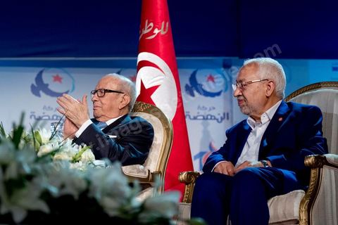 20 mai 2016 : Béji Caïd Essebsi et Rached Ghannouchi à l'ouverture du 10e congrès du Mouvement Ennahdha dans la garnde salle de sport de Radès, avec plusierus milliers de militants et de congressistes du parti Ennahdha. Mais l'événement fut bien la présence et le discours de Beji Caïd Essebsi, Président de la République élu il y a plus d'un an grâce à une campagne anti Ennahdha, mais avec qui il doit depuis cohabiter au pouvoir : "Je veux être franc avec vous, j'ai hésité à venir", a-t-il dit. Mais "je suis venu par considération pour les efforts de ce parti pour appuyer le consensus de réconciliation nationale"La cérémonie inaugurale s’est déroulée en présence du président de l’Assemblée des représentants du peuple, Mohamed Ennaceur, des membres de la coalition gouvernementale, de partis représentés et non représentés au parlement, de députés et de personnalités nationales, un show où il était bon d'être vu. Ce congrès doit marquer un tournant dans l'histoire du mouvement en actant la séparation entre activités politiques et religieuses. Au cours du week-end, le parti - pour lequel un changement de nom est évoqué - doit évaluer son action et tirer le bilan de ses deux ans au pouvoir au sein d'une "troïka".Il doit aussi adopter des "feuilles de route" politique, économique et sociale pour les années à venir.