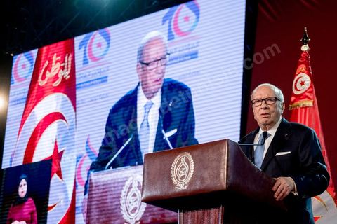 20 mai 2016 : Discours de  Béji Caïd Essebsi à l'ouverture du 10e congrès du Mouvement Ennahdha dans la garnde salle de sport de Radès, avec plusierus milliers de militants et de congressistes du parti Ennahdha. Mais l'événement fut bien la présence et le discours de Beji Caïd Essebsi, Président de la République élu il y a plus d'un an grâce à une campagne anti Ennahdha, mais avec qui il doit depuis cohabiter au pouvoir : "Je veux être franc avec vous, j'ai hésité à venir", a-t-il dit. Mais "je suis venu par considération pour les efforts de ce parti pour appuyer le consensus de réconciliation nationale"La cérémonie inaugurale s’est déroulée en présence du président de l’Assemblée des représentants du peuple, Mohamed Ennaceur, des membres de la coalition gouvernementale, de partis représentés et non représentés au parlement, de députés et de personnalités nationales, un show où il était bon d'être vu. Ce congrès doit marquer un tournant dans l'histoire du mouvement en actant la séparation entre activités politiques et religieuses. Au cours du week-end, le parti - pour lequel un changement de nom est évoqué - doit évaluer son action et tirer le bilan de ses deux ans au pouvoir au sein d'une "troïka".Il doit aussi adopter des "feuilles de route" politique, économique et sociale pour les années à venir.