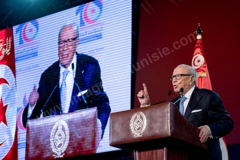 20 mai 2016 : Discours de  Béji Caïd Essebsi à l'ouverture du 10e congrès du Mouvement Ennahdha dans la garnde salle de sport de Radès, avec plusierus milliers de militants et de congressistes du parti Ennahdha. Mais l'événement fut bien la présence et le discours de Beji Caïd Essebsi, Président de la République élu il y a plus d'un an grâce à une campagne anti Ennahdha, mais avec qui il doit depuis cohabiter au pouvoir : "Je veux être franc avec vous, j'ai hésité à venir", a-t-il dit. Mais "je suis venu par considération pour les efforts de ce parti pour appuyer le consensus de réconciliation nationale"La cérémonie inaugurale s’est déroulée en présence du président de l’Assemblée des représentants du peuple, Mohamed Ennaceur, des membres de la coalition gouvernementale, de partis représentés et non représentés au parlement, de députés et de personnalités nationales, un show où il était bon d'être vu. Ce congrès doit marquer un tournant dans l'histoire du mouvement en actant la séparation entre activités politiques et religieuses. Au cours du week-end, le parti - pour lequel un changement de nom est évoqué - doit évaluer son action et tirer le bilan de ses deux ans au pouvoir au sein d'une "troïka".Il doit aussi adopter des "feuilles de route" politique, économique et sociale pour les années à venir.