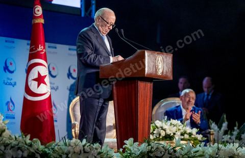 20 mai 2016 : Discours de  Béji Caïd Essebsi avec au fond Rached Ghannouchi à l'ouverture du 10e congrès du Mouvement Ennahdha dans la garnde salle de sport de Radès, avec plusierus milliers de militants et de congressistes du parti Ennahdha. Mais l'événement fut bien la présence et le discours de Beji Caïd Essebsi, Président de la République élu il y a plus d'un an grâce à une campagne anti Ennahdha, mais avec qui il doit depuis cohabiter au pouvoir : "Je veux être franc avec vous, j'ai hésité à venir", a-t-il dit. Mais "je suis venu par considération pour les efforts de ce parti pour appuyer le consensus de réconciliation nationale"La cérémonie inaugurale s’est déroulée en présence du président de l’Assemblée des représentants du peuple, Mohamed Ennaceur, des membres de la coalition gouvernementale, de partis représentés et non représentés au parlement, de députés et de personnalités nationales, un show où il était bon d'être vu. Ce congrès doit marquer un tournant dans l'histoire du mouvement en actant la séparation entre activités politiques et religieuses. Au cours du week-end, le parti - pour lequel un changement de nom est évoqué - doit évaluer son action et tirer le bilan de ses deux ans au pouvoir au sein d'une "troïka".Il doit aussi adopter des "feuilles de route" politique, économique et sociale pour les années à venir.