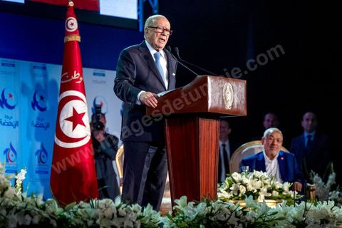 20 mai 2016 : Discours de  Béji Caïd Essebsi à l'ouverture du 10e congrès du Mouvement Ennahdha dans la garnde salle de sport de Radès, avec plusierus milliers de militants et de congressistes du parti Ennahdha. Mais l'événement fut bien la présence et le discours de Beji Caïd Essebsi, Président de la République élu il y a plus d'un an grâce à une campagne anti Ennahdha, mais avec qui il doit depuis cohabiter au pouvoir : "Je veux être franc avec vous, j'ai hésité à venir", a-t-il dit. Mais "je suis venu par considération pour les efforts de ce parti pour appuyer le consensus de réconciliation nationale"La cérémonie inaugurale s’est déroulée en présence du président de l’Assemblée des représentants du peuple, Mohamed Ennaceur, des membres de la coalition gouvernementale, de partis représentés et non représentés au parlement, de députés et de personnalités nationales, un show où il était bon d'être vu. Ce congrès doit marquer un tournant dans l'histoire du mouvement en actant la séparation entre activités politiques et religieuses. Au cours du week-end, le parti - pour lequel un changement de nom est évoqué - doit évaluer son action et tirer le bilan de ses deux ans au pouvoir au sein d'une "troïka".Il doit aussi adopter des "feuilles de route" politique, économique et sociale pour les années à venir.