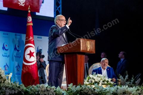 20 mai 2016 : Discours de  Béji Caïd Essebsi à l'ouverture du 10e congrès du Mouvement Ennahdha dans la garnde salle de sport de Radès, avec plusierus milliers de militants et de congressistes du parti Ennahdha. Mais l'événement fut bien la présence et le discours de Beji Caïd Essebsi, Président de la République élu il y a plus d'un an grâce à une campagne anti Ennahdha, mais avec qui il doit depuis cohabiter au pouvoir : "Je veux être franc avec vous, j'ai hésité à venir", a-t-il dit. Mais "je suis venu par considération pour les efforts de ce parti pour appuyer le consensus de réconciliation nationale"La cérémonie inaugurale s’est déroulée en présence du président de l’Assemblée des représentants du peuple, Mohamed Ennaceur, des membres de la coalition gouvernementale, de partis représentés et non représentés au parlement, de députés et de personnalités nationales, un show où il était bon d'être vu. Ce congrès doit marquer un tournant dans l'histoire du mouvement en actant la séparation entre activités politiques et religieuses. Au cours du week-end, le parti - pour lequel un changement de nom est évoqué - doit évaluer son action et tirer le bilan de ses deux ans au pouvoir au sein d'une "troïka".Il doit aussi adopter des "feuilles de route" politique, économique et sociale pour les années à venir.