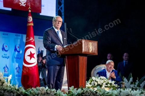 20 mai 2016 : Discours de  Béji Caïd Essebsi avec au fond Rached Ghannouchi à l'ouverture du 10e congrès du Mouvement Ennahdha dans la garnde salle de sport de Radès, avec plusierus milliers de militants et de congressistes du parti Ennahdha. Mais l'événement fut bien la présence et le discours de Beji Caïd Essebsi, Président de la République élu il y a plus d'un an grâce à une campagne anti Ennahdha, mais avec qui il doit depuis cohabiter au pouvoir : "Je veux être franc avec vous, j'ai hésité à venir", a-t-il dit. Mais "je suis venu par considération pour les efforts de ce parti pour appuyer le consensus de réconciliation nationale"La cérémonie inaugurale s’est déroulée en présence du président de l’Assemblée des représentants du peuple, Mohamed Ennaceur, des membres de la coalition gouvernementale, de partis représentés et non représentés au parlement, de députés et de personnalités nationales, un show où il était bon d'être vu. Ce congrès doit marquer un tournant dans l'histoire du mouvement en actant la séparation entre activités politiques et religieuses. Au cours du week-end, le parti - pour lequel un changement de nom est évoqué - doit évaluer son action et tirer le bilan de ses deux ans au pouvoir au sein d'une "troïka".Il doit aussi adopter des "feuilles de route" politique, économique et sociale pour les années à venir.
