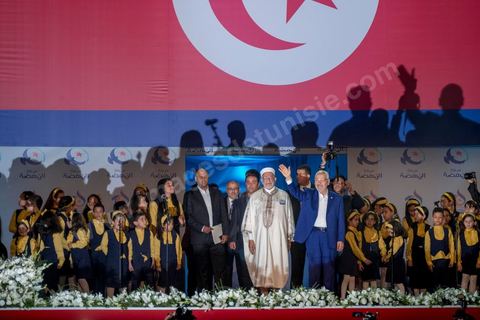 20 mai 2016 : Rached Ghannouchi et Abdelfattah Mourou à l'ouverture du 10e congrès du Mouvement Ennahdha dans la garnde salle de sport de Radès, avec plusierus milliers de militants et de congressistes du parti Ennahdha. Mais l'événement fut bien la présence et le discours de Beji Caïd Essebsi, Président de la République élu il y a plus d'un an grâce à une campagne anti Ennahdha, mais avec qui il doit depuis cohabiter au pouvoir : "Je veux être franc avec vous, j'ai hésité à venir", a-t-il dit. Mais "je suis venu par considération pour les efforts de ce parti pour appuyer le consensus de réconciliation nationale"La cérémonie inaugurale s’est déroulée en présence du président de l’Assemblée des représentants du peuple, Mohamed Ennaceur, des membres de la coalition gouvernementale, de partis représentés et non représentés au parlement, de députés et de personnalités nationales, un show où il était bon d'être vu. Ce congrès doit marquer un tournant dans l'histoire du mouvement en actant la séparation entre activités politiques et religieuses. Au cours du week-end, le parti - pour lequel un changement de nom est évoqué - doit évaluer son action et tirer le bilan de ses deux ans au pouvoir au sein d'une "troïka".Il doit aussi adopter des "feuilles de route" politique, économique et sociale pour les années à venir.