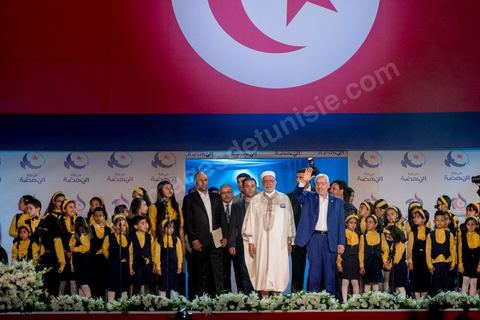 20 mai 2016 : Rached Ghannouchi et Abdelfattah Mourou à l'ouverture du 10e congrès du Mouvement Ennahdha dans la garnde salle de sport de Radès, avec plusierus milliers de militants et de congressistes du parti Ennahdha. Mais l'événement fut bien la présence et le discours de Beji Caïd Essebsi, Président de la République élu il y a plus d'un an grâce à une campagne anti Ennahdha, mais avec qui il doit depuis cohabiter au pouvoir : "Je veux être franc avec vous, j'ai hésité à venir", a-t-il dit. Mais "je suis venu par considération pour les efforts de ce parti pour appuyer le consensus de réconciliation nationale"La cérémonie inaugurale s’est déroulée en présence du président de l’Assemblée des représentants du peuple, Mohamed Ennaceur, des membres de la coalition gouvernementale, de partis représentés et non représentés au parlement, de députés et de personnalités nationales, un show où il était bon d'être vu. Ce congrès doit marquer un tournant dans l'histoire du mouvement en actant la séparation entre activités politiques et religieuses. Au cours du week-end, le parti - pour lequel un changement de nom est évoqué - doit évaluer son action et tirer le bilan de ses deux ans au pouvoir au sein d'une "troïka".Il doit aussi adopter des "feuilles de route" politique, économique et sociale pour les années à venir.