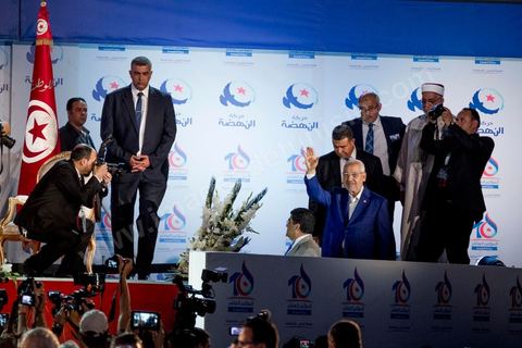 20 mai 2016 : ouverture du 10e congrès du Mouvement Ennahdha dans la garnde salle de sport de Radès, avec plusierus milliers de militants et de congressistes du parti Ennahdha. Mais l'événement fut bien la présence et le discours de Beji Caïd Essebsi, Président de la République élu il y a plus d'un an grâce à une campagne anti Ennahdha, mais avec qui il doit depuis cohabiter au pouvoir : "Je veux être franc avec vous, j'ai hésité à venir", a-t-il dit. Mais "je suis venu par considération pour les efforts de ce parti pour appuyer le consensus de réconciliation nationale"La cérémonie inaugurale s’est déroulée en présence du président de l’Assemblée des représentants du peuple, Mohamed Ennaceur, des membres de la coalition gouvernementale, de partis représentés et non représentés au parlement, de députés et de personnalités nationales, un show où il était bon d'être vu. Ce congrès doit marquer un tournant dans l'histoire du mouvement en actant la séparation entre activités politiques et religieuses. Au cours du week-end, le parti - pour lequel un changement de nom est évoqué - doit évaluer son action et tirer le bilan de ses deux ans au pouvoir au sein d'une "troïka".Il doit aussi adopter des "feuilles de route" politique, économique et sociale pour les années à venir.