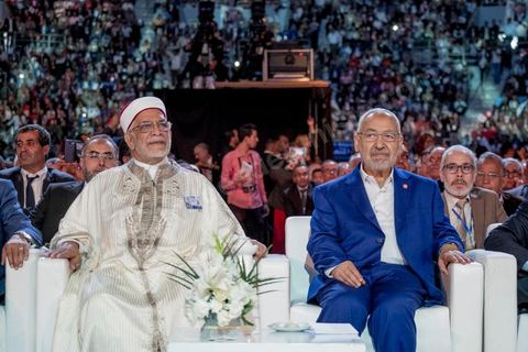 20 mai 2016 : Rached Ghannouchi et Abdelfathha Mourou à l'ouverture du 10e congrès du Mouvement Ennahdha dans la garnde salle de sport de Radès, avec plusierus milliers de militants et de congressistes du parti Ennahdha. Mais l'événement fut bien la présence et le discours de Beji Caïd Essebsi, Président de la République élu il y a plus d'un an grâce à une campagne anti Ennahdha, mais avec qui il doit depuis cohabiter au pouvoir : "Je veux être franc avec vous, j'ai hésité à venir", a-t-il dit. Mais "je suis venu par considération pour les efforts de ce parti pour appuyer le consensus de réconciliation nationale"La cérémonie inaugurale s’est déroulée en présence du président de l’Assemblée des représentants du peuple, Mohamed Ennaceur, des membres de la coalition gouvernementale, de partis représentés et non représentés au parlement, de députés et de personnalités nationales, un show où il était bon d'être vu. Ce congrès doit marquer un tournant dans l'histoire du mouvement en actant la séparation entre activités politiques et religieuses. Au cours du week-end, le parti - pour lequel un changement de nom est évoqué - doit évaluer son action et tirer le bilan de ses deux ans au pouvoir au sein d'une "troïka".Il doit aussi adopter des "feuilles de route" politique, économique et sociale pour les années à venir.