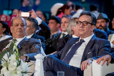 20 mai 2016 : Haffedh Caïd Essebsi, de Nidaa Tounes, à l'ouverture du 10e congrès du Mouvement Ennahdha dans la garnde salle de sport de Radès, avec plusierus milliers de militants et de congressistes du parti Ennahdha. Mais l'événement fut bien la présence et le discours de Beji Caïd Essebsi, Président de la République élu il y a plus d'un an grâce à une campagne anti Ennahdha, mais avec qui il doit depuis cohabiter au pouvoir : "Je veux être franc avec vous, j'ai hésité à venir", a-t-il dit. Mais "je suis venu par considération pour les efforts de ce parti pour appuyer le consensus de réconciliation nationale"La cérémonie inaugurale s’est déroulée en présence du président de l’Assemblée des représentants du peuple, Mohamed Ennaceur, des membres de la coalition gouvernementale, de partis représentés et non représentés au parlement, de députés et de personnalités nationales, un show où il était bon d'être vu. Ce congrès doit marquer un tournant dans l'histoire du mouvement en actant la séparation entre activités politiques et religieuses. Au cours du week-end, le parti - pour lequel un changement de nom est évoqué - doit évaluer son action et tirer le bilan de ses deux ans au pouvoir au sein d'une "troïka".Il doit aussi adopter des "feuilles de route" politique, économique et sociale pour les années à venir.