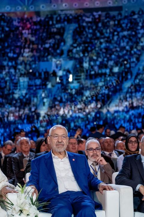 20 mai 2016 : Rached Ghannouchi à l'ouverture du 10e congrès du Mouvement Ennahdha dans la garnde salle de sport de Radès, avec plusierus milliers de militants et de congressistes du parti Ennahdha. Mais l'événement fut bien la présence et le discours de Beji Caïd Essebsi, Président de la République élu il y a plus d'un an grâce à une campagne anti Ennahdha, mais avec qui il doit depuis cohabiter au pouvoir : "Je veux être franc avec vous, j'ai hésité à venir", a-t-il dit. Mais "je suis venu par considération pour les efforts de ce parti pour appuyer le consensus de réconciliation nationale"La cérémonie inaugurale s’est déroulée en présence du président de l’Assemblée des représentants du peuple, Mohamed Ennaceur, des membres de la coalition gouvernementale, de partis représentés et non représentés au parlement, de députés et de personnalités nationales, un show où il était bon d'être vu. Ce congrès doit marquer un tournant dans l'histoire du mouvement en actant la séparation entre activités politiques et religieuses. Au cours du week-end, le parti - pour lequel un changement de nom est évoqué - doit évaluer son action et tirer le bilan de ses deux ans au pouvoir au sein d'une "troïka".Il doit aussi adopter des "feuilles de route" politique, économique et sociale pour les années à venir.