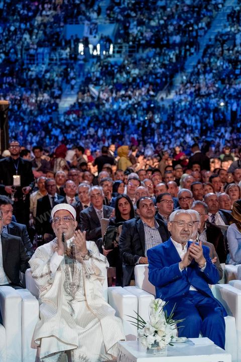 20 mai 2016 : Rached Ghannouchi et Abdelfathha Mourou à l'ouverture du 10e congrès du Mouvement Ennahdha dans la garnde salle de sport de Radès, avec plusierus milliers de militants et de congressistes du parti Ennahdha. Mais l'événement fut bien la présence et le discours de Beji Caïd Essebsi, Président de la République élu il y a plus d'un an grâce à une campagne anti Ennahdha, mais avec qui il doit depuis cohabiter au pouvoir : "Je veux être franc avec vous, j'ai hésité à venir", a-t-il dit. Mais "je suis venu par considération pour les efforts de ce parti pour appuyer le consensus de réconciliation nationale"La cérémonie inaugurale s’est déroulée en présence du président de l’Assemblée des représentants du peuple, Mohamed Ennaceur, des membres de la coalition gouvernementale, de partis représentés et non représentés au parlement, de députés et de personnalités nationales, un show où il était bon d'être vu. Ce congrès doit marquer un tournant dans l'histoire du mouvement en actant la séparation entre activités politiques et religieuses. Au cours du week-end, le parti - pour lequel un changement de nom est évoqué - doit évaluer son action et tirer le bilan de ses deux ans au pouvoir au sein d'une "troïka".Il doit aussi adopter des "feuilles de route" politique, économique et sociale pour les années à venir.