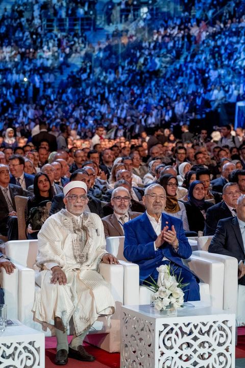 20 mai 2016 : Rached Ghannouchi et Abdelfathha Mourou à l'ouverture du 10e congrès du Mouvement Ennahdha dans la garnde salle de sport de Radès, avec plusierus milliers de militants et de congressistes du parti Ennahdha. Mais l'événement fut bien la présence et le discours de Beji Caïd Essebsi, Président de la République élu il y a plus d'un an grâce à une campagne anti Ennahdha, mais avec qui il doit depuis cohabiter au pouvoir : "Je veux être franc avec vous, j'ai hésité à venir", a-t-il dit. Mais "je suis venu par considération pour les efforts de ce parti pour appuyer le consensus de réconciliation nationale"La cérémonie inaugurale s’est déroulée en présence du président de l’Assemblée des représentants du peuple, Mohamed Ennaceur, des membres de la coalition gouvernementale, de partis représentés et non représentés au parlement, de députés et de personnalités nationales, un show où il était bon d'être vu. Ce congrès doit marquer un tournant dans l'histoire du mouvement en actant la séparation entre activités politiques et religieuses. Au cours du week-end, le parti - pour lequel un changement de nom est évoqué - doit évaluer son action et tirer le bilan de ses deux ans au pouvoir au sein d'une "troïka".Il doit aussi adopter des "feuilles de route" politique, économique et sociale pour les années à venir.