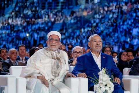20 mai 2016 : Rached Ghannouchi et Abdelfathha Mourou à l'ouverture du 10e congrès du Mouvement Ennahdha dans la garnde salle de sport de Radès, avec plusierus milliers de militants et de congressistes du parti Ennahdha. Mais l'événement fut bien la présence et le discours de Beji Caïd Essebsi, Président de la République élu il y a plus d'un an grâce à une campagne anti Ennahdha, mais avec qui il doit depuis cohabiter au pouvoir : "Je veux être franc avec vous, j'ai hésité à venir", a-t-il dit. Mais "je suis venu par considération pour les efforts de ce parti pour appuyer le consensus de réconciliation nationale"La cérémonie inaugurale s’est déroulée en présence du président de l’Assemblée des représentants du peuple, Mohamed Ennaceur, des membres de la coalition gouvernementale, de partis représentés et non représentés au parlement, de députés et de personnalités nationales, un show où il était bon d'être vu. Ce congrès doit marquer un tournant dans l'histoire du mouvement en actant la séparation entre activités politiques et religieuses. Au cours du week-end, le parti - pour lequel un changement de nom est évoqué - doit évaluer son action et tirer le bilan de ses deux ans au pouvoir au sein d'une "troïka".Il doit aussi adopter des "feuilles de route" politique, économique et sociale pour les années à venir.