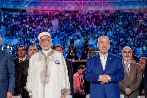 20 mai 2016 : Rached Ghannouchi et Abdelfathha Mourou à l'ouverture du 10e congrès du Mouvement Ennahdha dans la garnde salle de sport de Radès, avec plusierus milliers de militants et de congressistes du parti Ennahdha. Mais l'événement fut bien la présence et le discours de Beji Caïd Essebsi, Président de la République élu il y a plus d'un an grâce à une campagne anti Ennahdha, mais avec qui il doit depuis cohabiter au pouvoir : "Je veux être franc avec vous, j'ai hésité à venir", a-t-il dit. Mais "je suis venu par considération pour les efforts de ce parti pour appuyer le consensus de réconciliation nationale"La cérémonie inaugurale s’est déroulée en présence du président de l’Assemblée des représentants du peuple, Mohamed Ennaceur, des membres de la coalition gouvernementale, de partis représentés et non représentés au parlement, de députés et de personnalités nationales, un show où il était bon d'être vu. Ce congrès doit marquer un tournant dans l'histoire du mouvement en actant la séparation entre activités politiques et religieuses. Au cours du week-end, le parti - pour lequel un changement de nom est évoqué - doit évaluer son action et tirer le bilan de ses deux ans au pouvoir au sein d'une "troïka".Il doit aussi adopter des "feuilles de route" politique, économique et sociale pour les années à venir.