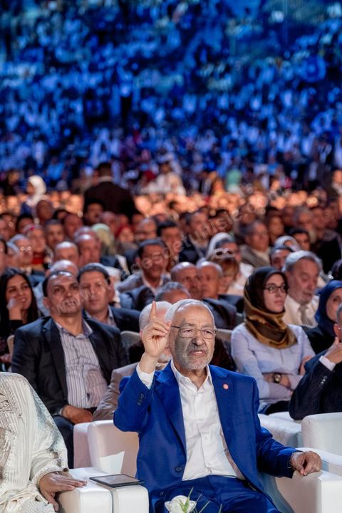 20 mai 2016 : Rached Ghannouchi à l'ouverture du 10e congrès du Mouvement Ennahdha dans la garnde salle de sport de Radès, avec plusierus milliers de militants et de congressistes du parti Ennahdha. Mais l'événement fut bien la présence et le discours de Beji Caïd Essebsi, Président de la République élu il y a plus d'un an grâce à une campagne anti Ennahdha, mais avec qui il doit depuis cohabiter au pouvoir : "Je veux être franc avec vous, j'ai hésité à venir", a-t-il dit. Mais "je suis venu par considération pour les efforts de ce parti pour appuyer le consensus de réconciliation nationale"La cérémonie inaugurale s’est déroulée en présence du président de l’Assemblée des représentants du peuple, Mohamed Ennaceur, des membres de la coalition gouvernementale, de partis représentés et non représentés au parlement, de députés et de personnalités nationales, un show où il était bon d'être vu. Ce congrès doit marquer un tournant dans l'histoire du mouvement en actant la séparation entre activités politiques et religieuses. Au cours du week-end, le parti - pour lequel un changement de nom est évoqué - doit évaluer son action et tirer le bilan de ses deux ans au pouvoir au sein d'une "troïka".Il doit aussi adopter des "feuilles de route" politique, économique et sociale pour les années à venir.