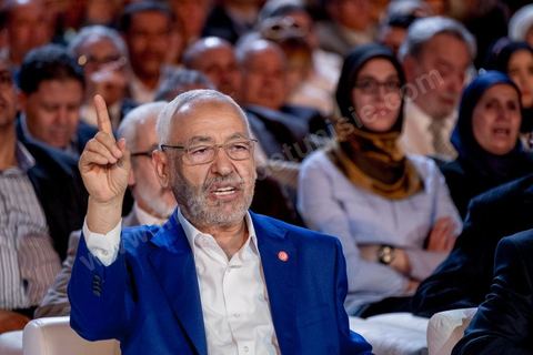 20 mai 2016 : Rached Ghannouchi à l'ouverture du 10e congrès du Mouvement Ennahdha dans la garnde salle de sport de Radès, avec plusierus milliers de militants et de congressistes du parti Ennahdha. Mais l'événement fut bien la présence et le discours de Beji Caïd Essebsi, Président de la République élu il y a plus d'un an grâce à une campagne anti Ennahdha, mais avec qui il doit depuis cohabiter au pouvoir : "Je veux être franc avec vous, j'ai hésité à venir", a-t-il dit. Mais "je suis venu par considération pour les efforts de ce parti pour appuyer le consensus de réconciliation nationale"La cérémonie inaugurale s’est déroulée en présence du président de l’Assemblée des représentants du peuple, Mohamed Ennaceur, des membres de la coalition gouvernementale, de partis représentés et non représentés au parlement, de députés et de personnalités nationales, un show où il était bon d'être vu. Ce congrès doit marquer un tournant dans l'histoire du mouvement en actant la séparation entre activités politiques et religieuses. Au cours du week-end, le parti - pour lequel un changement de nom est évoqué - doit évaluer son action et tirer le bilan de ses deux ans au pouvoir au sein d'une "troïka".Il doit aussi adopter des "feuilles de route" politique, économique et sociale pour les années à venir.