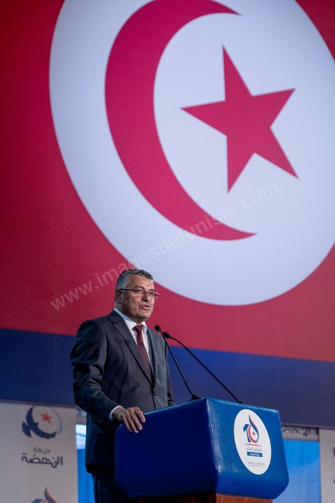 20 mai 2016 : ouverture du 10e congrès du Mouvement Ennahdha dans la garnde salle de sport de Radès, avec plusierus milliers de militants et de congressistes du parti Ennahdha. Mais l'événement fut bien la présence et le discours de Beji Caïd Essebsi, Président de la République élu il y a plus d'un an grâce à une campagne anti Ennahdha, mais avec qui il doit depuis cohabiter au pouvoir : "Je veux être franc avec vous, j'ai hésité à venir", a-t-il dit. Mais "je suis venu par considération pour les efforts de ce parti pour appuyer le consensus de réconciliation nationale"La cérémonie inaugurale s’est déroulée en présence du président de l’Assemblée des représentants du peuple, Mohamed Ennaceur, des membres de la coalition gouvernementale, de partis représentés et non représentés au parlement, de députés et de personnalités nationales, un show où il était bon d'être vu. Ce congrès doit marquer un tournant dans l'histoire du mouvement en actant la séparation entre activités politiques et religieuses. Au cours du week-end, le parti - pour lequel un changement de nom est évoqué - doit évaluer son action et tirer le bilan de ses deux ans au pouvoir au sein d'une "troïka".Il doit aussi adopter des "feuilles de route" politique, économique et sociale pour les années à venir.