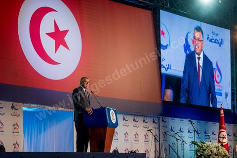 20 mai 2016 : ouverture du 10e congrès du Mouvement Ennahdha dans la garnde salle de sport de Radès, avec plusierus milliers de militants et de congressistes du parti Ennahdha. Mais l'événement fut bien la présence et le discours de Beji Caïd Essebsi, Président de la République élu il y a plus d'un an grâce à une campagne anti Ennahdha, mais avec qui il doit depuis cohabiter au pouvoir : "Je veux être franc avec vous, j'ai hésité à venir", a-t-il dit. Mais "je suis venu par considération pour les efforts de ce parti pour appuyer le consensus de réconciliation nationale"La cérémonie inaugurale s’est déroulée en présence du président de l’Assemblée des représentants du peuple, Mohamed Ennaceur, des membres de la coalition gouvernementale, de partis représentés et non représentés au parlement, de députés et de personnalités nationales, un show où il était bon d'être vu. Ce congrès doit marquer un tournant dans l'histoire du mouvement en actant la séparation entre activités politiques et religieuses. Au cours du week-end, le parti - pour lequel un changement de nom est évoqué - doit évaluer son action et tirer le bilan de ses deux ans au pouvoir au sein d'une "troïka".Il doit aussi adopter des "feuilles de route" politique, économique et sociale pour les années à venir.