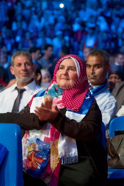 20 mai 2016 : ouverture du 10e congrès du Mouvement Ennahdha dans la garnde salle de sport de Radès, avec plusierus milliers de militants et de congressistes du parti Ennahdha. Mais l'événement fut bien la présence et le discours de Beji Caïd Essebsi, Président de la République élu il y a plus d'un an grâce à une campagne anti Ennahdha, mais avec qui il doit depuis cohabiter au pouvoir : "Je veux être franc avec vous, j'ai hésité à venir", a-t-il dit. Mais "je suis venu par considération pour les efforts de ce parti pour appuyer le consensus de réconciliation nationale"La cérémonie inaugurale s’est déroulée en présence du président de l’Assemblée des représentants du peuple, Mohamed Ennaceur, des membres de la coalition gouvernementale, de partis représentés et non représentés au parlement, de députés et de personnalités nationales, un show où il était bon d'être vu. Ce congrès doit marquer un tournant dans l'histoire du mouvement en actant la séparation entre activités politiques et religieuses. Au cours du week-end, le parti - pour lequel un changement de nom est évoqué - doit évaluer son action et tirer le bilan de ses deux ans au pouvoir au sein d'une "troïka".Il doit aussi adopter des "feuilles de route" politique, économique et sociale pour les années à venir.
