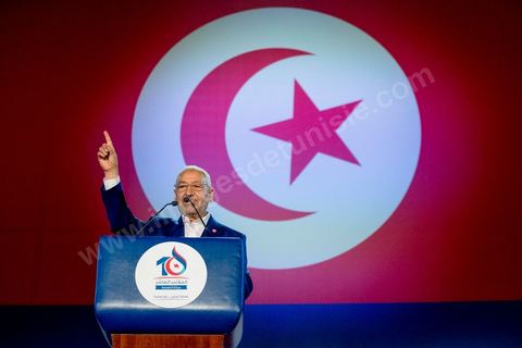 20 mai 2016 : Discours de  Rached Ghannouchi à l'ouverture du 10e congrès du Mouvement Ennahdha dans la garnde salle de sport de Radès, avec plusierus milliers de militants et de congressistes du parti Ennahdha. Mais l'événement fut bien la présence et le discours de Beji Caïd Essebsi, Président de la République élu il y a plus d'un an grâce à une campagne anti Ennahdha, mais avec qui il doit depuis cohabiter au pouvoir : "Je veux être franc avec vous, j'ai hésité à venir", a-t-il dit. Mais "je suis venu par considération pour les efforts de ce parti pour appuyer le consensus de réconciliation nationale"La cérémonie inaugurale s’est déroulée en présence du président de l’Assemblée des représentants du peuple, Mohamed Ennaceur, des membres de la coalition gouvernementale, de partis représentés et non représentés au parlement, de députés et de personnalités nationales, un show où il était bon d'être vu. Ce congrès doit marquer un tournant dans l'histoire du mouvement en actant la séparation entre activités politiques et religieuses. Au cours du week-end, le parti - pour lequel un changement de nom est évoqué - doit évaluer son action et tirer le bilan de ses deux ans au pouvoir au sein d'une "troïka".Il doit aussi adopter des "feuilles de route" politique, économique et sociale pour les années à venir.