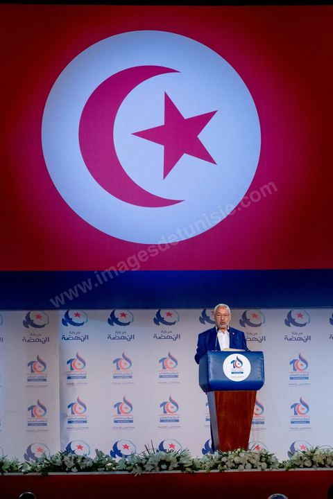 20 mai 2016 : Discours de  Rached Ghannouchi à l'ouverture du 10e congrès du Mouvement Ennahdha dans la garnde salle de sport de Radès, avec plusierus milliers de militants et de congressistes du parti Ennahdha. Mais l'événement fut bien la présence et le discours de Beji Caïd Essebsi, Président de la République élu il y a plus d'un an grâce à une campagne anti Ennahdha, mais avec qui il doit depuis cohabiter au pouvoir : "Je veux être franc avec vous, j'ai hésité à venir", a-t-il dit. Mais "je suis venu par considération pour les efforts de ce parti pour appuyer le consensus de réconciliation nationale"La cérémonie inaugurale s’est déroulée en présence du président de l’Assemblée des représentants du peuple, Mohamed Ennaceur, des membres de la coalition gouvernementale, de partis représentés et non représentés au parlement, de députés et de personnalités nationales, un show où il était bon d'être vu. Ce congrès doit marquer un tournant dans l'histoire du mouvement en actant la séparation entre activités politiques et religieuses. Au cours du week-end, le parti - pour lequel un changement de nom est évoqué - doit évaluer son action et tirer le bilan de ses deux ans au pouvoir au sein d'une "troïka".Il doit aussi adopter des "feuilles de route" politique, économique et sociale pour les années à venir.