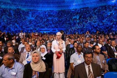 20 mai 2016 : ouverture du 10e congrès du Mouvement Ennahdha dans la garnde salle de sport de Radès, avec plusierus milliers de militants et de congressistes du parti Ennahdha. Mais l'événement fut bien la présence et le discours de Beji Caïd Essebsi, Président de la République élu il y a plus d'un an grâce à une campagne anti Ennahdha, mais avec qui il doit depuis cohabiter au pouvoir : "Je veux être franc avec vous, j'ai hésité à venir", a-t-il dit. Mais "je suis venu par considération pour les efforts de ce parti pour appuyer le consensus de réconciliation nationale"La cérémonie inaugurale s’est déroulée en présence du président de l’Assemblée des représentants du peuple, Mohamed Ennaceur, des membres de la coalition gouvernementale, de partis représentés et non représentés au parlement, de députés et de personnalités nationales, un show où il était bon d'être vu. Ce congrès doit marquer un tournant dans l'histoire du mouvement en actant la séparation entre activités politiques et religieuses. Au cours du week-end, le parti - pour lequel un changement de nom est évoqué - doit évaluer son action et tirer le bilan de ses deux ans au pouvoir au sein d'une "troïka".Il doit aussi adopter des "feuilles de route" politique, économique et sociale pour les années à venir.