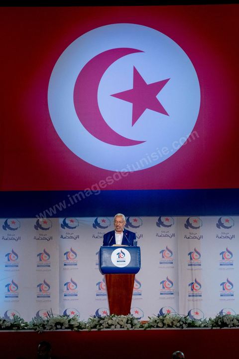 20 mai 2016 : Discours de  Rached Ghannouchi à l'ouverture du 10e congrès du Mouvement Ennahdha dans la garnde salle de sport de Radès, avec plusierus milliers de militants et de congressistes du parti Ennahdha. Mais l'événement fut bien la présence et le discours de Beji Caïd Essebsi, Président de la République élu il y a plus d'un an grâce à une campagne anti Ennahdha, mais avec qui il doit depuis cohabiter au pouvoir : "Je veux être franc avec vous, j'ai hésité à venir", a-t-il dit. Mais "je suis venu par considération pour les efforts de ce parti pour appuyer le consensus de réconciliation nationale"La cérémonie inaugurale s’est déroulée en présence du président de l’Assemblée des représentants du peuple, Mohamed Ennaceur, des membres de la coalition gouvernementale, de partis représentés et non représentés au parlement, de députés et de personnalités nationales, un show où il était bon d'être vu. Ce congrès doit marquer un tournant dans l'histoire du mouvement en actant la séparation entre activités politiques et religieuses. Au cours du week-end, le parti - pour lequel un changement de nom est évoqué - doit évaluer son action et tirer le bilan de ses deux ans au pouvoir au sein d'une "troïka".Il doit aussi adopter des "feuilles de route" politique, économique et sociale pour les années à venir.