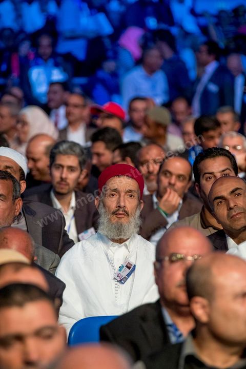 20 mai 2016 : ouverture du 10e congrès du Mouvement Ennahdha dans la garnde salle de sport de Radès, avec plusierus milliers de militants et de congressistes du parti Ennahdha. Mais l'événement fut bien la présence et le discours de Beji Caïd Essebsi, Président de la République élu il y a plus d'un an grâce à une campagne anti Ennahdha, mais avec qui il doit depuis cohabiter au pouvoir : "Je veux être franc avec vous, j'ai hésité à venir", a-t-il dit. Mais "je suis venu par considération pour les efforts de ce parti pour appuyer le consensus de réconciliation nationale"La cérémonie inaugurale s’est déroulée en présence du président de l’Assemblée des représentants du peuple, Mohamed Ennaceur, des membres de la coalition gouvernementale, de partis représentés et non représentés au parlement, de députés et de personnalités nationales, un show où il était bon d'être vu. Ce congrès doit marquer un tournant dans l'histoire du mouvement en actant la séparation entre activités politiques et religieuses. Au cours du week-end, le parti - pour lequel un changement de nom est évoqué - doit évaluer son action et tirer le bilan de ses deux ans au pouvoir au sein d'une "troïka".Il doit aussi adopter des "feuilles de route" politique, économique et sociale pour les années à venir.