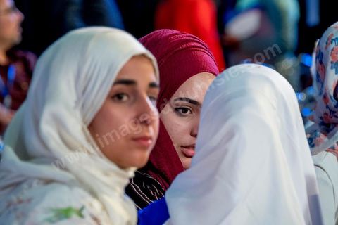 20 mai 2016 : ouverture du 10e congrès du Mouvement Ennahdha dans la garnde salle de sport de Radès, avec plusierus milliers de militants et de congressistes du parti Ennahdha. Mais l'événement fut bien la présence et le discours de Beji Caïd Essebsi, Président de la République élu il y a plus d'un an grâce à une campagne anti Ennahdha, mais avec qui il doit depuis cohabiter au pouvoir : "Je veux être franc avec vous, j'ai hésité à venir", a-t-il dit. Mais "je suis venu par considération pour les efforts de ce parti pour appuyer le consensus de réconciliation nationale"La cérémonie inaugurale s’est déroulée en présence du président de l’Assemblée des représentants du peuple, Mohamed Ennaceur, des membres de la coalition gouvernementale, de partis représentés et non représentés au parlement, de députés et de personnalités nationales, un show où il était bon d'être vu. Ce congrès doit marquer un tournant dans l'histoire du mouvement en actant la séparation entre activités politiques et religieuses. Au cours du week-end, le parti - pour lequel un changement de nom est évoqué - doit évaluer son action et tirer le bilan de ses deux ans au pouvoir au sein d'une "troïka".Il doit aussi adopter des "feuilles de route" politique, économique et sociale pour les années à venir.
