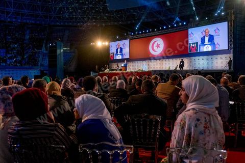 20 mai 2016 : Discours de  Rached Ghannouchi à l'ouverture du 10e congrès du Mouvement Ennahdha dans la garnde salle de sport de Radès, avec plusierus milliers de militants et de congressistes du parti Ennahdha. Mais l'événement fut bien la présence et le discours de Beji Caïd Essebsi, Président de la République élu il y a plus d'un an grâce à une campagne anti Ennahdha, mais avec qui il doit depuis cohabiter au pouvoir : "Je veux être franc avec vous, j'ai hésité à venir", a-t-il dit. Mais "je suis venu par considération pour les efforts de ce parti pour appuyer le consensus de réconciliation nationale"La cérémonie inaugurale s’est déroulée en présence du président de l’Assemblée des représentants du peuple, Mohamed Ennaceur, des membres de la coalition gouvernementale, de partis représentés et non représentés au parlement, de députés et de personnalités nationales, un show où il était bon d'être vu. Ce congrès doit marquer un tournant dans l'histoire du mouvement en actant la séparation entre activités politiques et religieuses. Au cours du week-end, le parti - pour lequel un changement de nom est évoqué - doit évaluer son action et tirer le bilan de ses deux ans au pouvoir au sein d'une "troïka".Il doit aussi adopter des "feuilles de route" politique, économique et sociale pour les années à venir.
