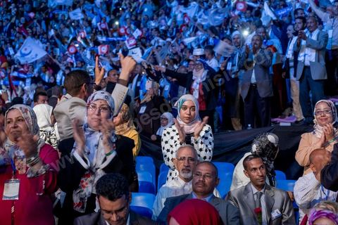 20 mai 2016 : ouverture du 10e congrès du Mouvement Ennahdha dans la garnde salle de sport de Radès, avec plusierus milliers de militants et de congressistes du parti Ennahdha. Mais l'événement fut bien la présence et le discours de Beji Caïd Essebsi, Président de la République élu il y a plus d'un an grâce à une campagne anti Ennahdha, mais avec qui il doit depuis cohabiter au pouvoir : "Je veux être franc avec vous, j'ai hésité à venir", a-t-il dit. Mais "je suis venu par considération pour les efforts de ce parti pour appuyer le consensus de réconciliation nationale"La cérémonie inaugurale s’est déroulée en présence du président de l’Assemblée des représentants du peuple, Mohamed Ennaceur, des membres de la coalition gouvernementale, de partis représentés et non représentés au parlement, de députés et de personnalités nationales, un show où il était bon d'être vu. Ce congrès doit marquer un tournant dans l'histoire du mouvement en actant la séparation entre activités politiques et religieuses. Au cours du week-end, le parti - pour lequel un changement de nom est évoqué - doit évaluer son action et tirer le bilan de ses deux ans au pouvoir au sein d'une "troïka".Il doit aussi adopter des "feuilles de route" politique, économique et sociale pour les années à venir.