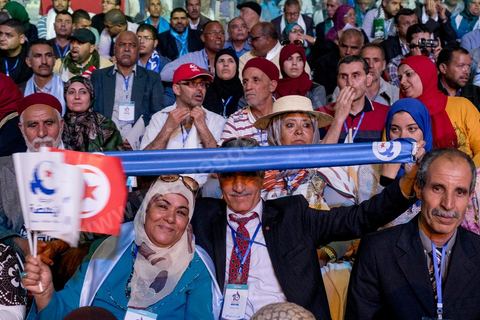 20 mai 2016 : ouverture du 10e congrès du Mouvement Ennahdha dans la garnde salle de sport de Radès, avec plusierus milliers de militants et de congressistes du parti Ennahdha. Mais l'événement fut bien la présence et le discours de Beji Caïd Essebsi, Président de la République élu il y a plus d'un an grâce à une campagne anti Ennahdha, mais avec qui il doit depuis cohabiter au pouvoir : "Je veux être franc avec vous, j'ai hésité à venir", a-t-il dit. Mais "je suis venu par considération pour les efforts de ce parti pour appuyer le consensus de réconciliation nationale"La cérémonie inaugurale s’est déroulée en présence du président de l’Assemblée des représentants du peuple, Mohamed Ennaceur, des membres de la coalition gouvernementale, de partis représentés et non représentés au parlement, de députés et de personnalités nationales, un show où il était bon d'être vu. Ce congrès doit marquer un tournant dans l'histoire du mouvement en actant la séparation entre activités politiques et religieuses. Au cours du week-end, le parti - pour lequel un changement de nom est évoqué - doit évaluer son action et tirer le bilan de ses deux ans au pouvoir au sein d'une "troïka".Il doit aussi adopter des "feuilles de route" politique, économique et sociale pour les années à venir.