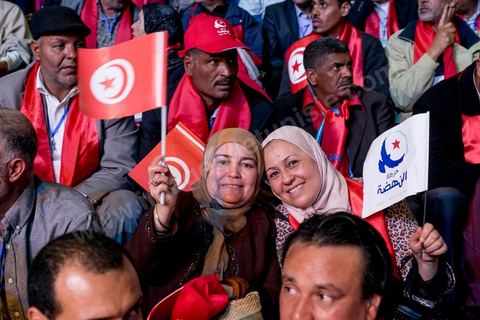20 mai 2016 : ouverture du 10e congrès du Mouvement Ennahdha dans la garnde salle de sport de Radès, avec plusierus milliers de militants et de congressistes du parti Ennahdha. Mais l'événement fut bien la présence et le discours de Beji Caïd Essebsi, Président de la République élu il y a plus d'un an grâce à une campagne anti Ennahdha, mais avec qui il doit depuis cohabiter au pouvoir : "Je veux être franc avec vous, j'ai hésité à venir", a-t-il dit. Mais "je suis venu par considération pour les efforts de ce parti pour appuyer le consensus de réconciliation nationale"La cérémonie inaugurale s’est déroulée en présence du président de l’Assemblée des représentants du peuple, Mohamed Ennaceur, des membres de la coalition gouvernementale, de partis représentés et non représentés au parlement, de députés et de personnalités nationales, un show où il était bon d'être vu. Ce congrès doit marquer un tournant dans l'histoire du mouvement en actant la séparation entre activités politiques et religieuses. Au cours du week-end, le parti - pour lequel un changement de nom est évoqué - doit évaluer son action et tirer le bilan de ses deux ans au pouvoir au sein d'une "troïka".Il doit aussi adopter des "feuilles de route" politique, économique et sociale pour les années à venir.