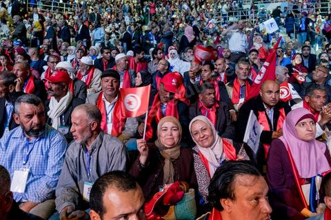 20 mai 2016 : ouverture du 10e congrès du Mouvement Ennahdha dans la garnde salle de sport de Radès, avec plusierus milliers de militants et de congressistes du parti Ennahdha. Mais l'événement fut bien la présence et le discours de Beji Caïd Essebsi, Président de la République élu il y a plus d'un an grâce à une campagne anti Ennahdha, mais avec qui il doit depuis cohabiter au pouvoir : "Je veux être franc avec vous, j'ai hésité à venir", a-t-il dit. Mais "je suis venu par considération pour les efforts de ce parti pour appuyer le consensus de réconciliation nationale"La cérémonie inaugurale s’est déroulée en présence du président de l’Assemblée des représentants du peuple, Mohamed Ennaceur, des membres de la coalition gouvernementale, de partis représentés et non représentés au parlement, de députés et de personnalités nationales, un show où il était bon d'être vu. Ce congrès doit marquer un tournant dans l'histoire du mouvement en actant la séparation entre activités politiques et religieuses. Au cours du week-end, le parti - pour lequel un changement de nom est évoqué - doit évaluer son action et tirer le bilan de ses deux ans au pouvoir au sein d'une "troïka".Il doit aussi adopter des "feuilles de route" politique, économique et sociale pour les années à venir.