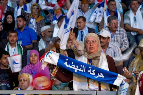 20 mai 2016 : ouverture du 10e congrès du Mouvement Ennahdha dans la garnde salle de sport de Radès, avec plusierus milliers de militants et de congressistes du parti Ennahdha. Mais l'événement fut bien la présence et le discours de Beji Caïd Essebsi, Président de la République élu il y a plus d'un an grâce à une campagne anti Ennahdha, mais avec qui il doit depuis cohabiter au pouvoir : "Je veux être franc avec vous, j'ai hésité à venir", a-t-il dit. Mais "je suis venu par considération pour les efforts de ce parti pour appuyer le consensus de réconciliation nationale"La cérémonie inaugurale s’est déroulée en présence du président de l’Assemblée des représentants du peuple, Mohamed Ennaceur, des membres de la coalition gouvernementale, de partis représentés et non représentés au parlement, de députés et de personnalités nationales, un show où il était bon d'être vu. Ce congrès doit marquer un tournant dans l'histoire du mouvement en actant la séparation entre activités politiques et religieuses. Au cours du week-end, le parti - pour lequel un changement de nom est évoqué - doit évaluer son action et tirer le bilan de ses deux ans au pouvoir au sein d'une "troïka".Il doit aussi adopter des "feuilles de route" politique, économique et sociale pour les années à venir.