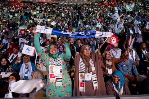20 mai 2016 : ouverture du 10e congrès du Mouvement Ennahdha dans la garnde salle de sport de Radès, avec plusierus milliers de militants et de congressistes du parti Ennahdha. Mais l'événement fut bien la présence et le discours de Beji Caïd Essebsi, Président de la République élu il y a plus d'un an grâce à une campagne anti Ennahdha, mais avec qui il doit depuis cohabiter au pouvoir : "Je veux être franc avec vous, j'ai hésité à venir", a-t-il dit. Mais "je suis venu par considération pour les efforts de ce parti pour appuyer le consensus de réconciliation nationale"La cérémonie inaugurale s’est déroulée en présence du président de l’Assemblée des représentants du peuple, Mohamed Ennaceur, des membres de la coalition gouvernementale, de partis représentés et non représentés au parlement, de députés et de personnalités nationales, un show où il était bon d'être vu. Ce congrès doit marquer un tournant dans l'histoire du mouvement en actant la séparation entre activités politiques et religieuses. Au cours du week-end, le parti - pour lequel un changement de nom est évoqué - doit évaluer son action et tirer le bilan de ses deux ans au pouvoir au sein d'une "troïka".Il doit aussi adopter des "feuilles de route" politique, économique et sociale pour les années à venir.