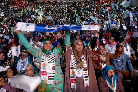 20 mai 2016 : ouverture du 10e congrès du Mouvement Ennahdha dans la garnde salle de sport de Radès, avec plusierus milliers de militants et de congressistes du parti Ennahdha. Mais l'événement fut bien la présence et le discours de Beji Caïd Essebsi, Président de la République élu il y a plus d'un an grâce à une campagne anti Ennahdha, mais avec qui il doit depuis cohabiter au pouvoir : "Je veux être franc avec vous, j'ai hésité à venir", a-t-il dit. Mais "je suis venu par considération pour les efforts de ce parti pour appuyer le consensus de réconciliation nationale"La cérémonie inaugurale s’est déroulée en présence du président de l’Assemblée des représentants du peuple, Mohamed Ennaceur, des membres de la coalition gouvernementale, de partis représentés et non représentés au parlement, de députés et de personnalités nationales, un show où il était bon d'être vu. Ce congrès doit marquer un tournant dans l'histoire du mouvement en actant la séparation entre activités politiques et religieuses. Au cours du week-end, le parti - pour lequel un changement de nom est évoqué - doit évaluer son action et tirer le bilan de ses deux ans au pouvoir au sein d'une "troïka".Il doit aussi adopter des "feuilles de route" politique, économique et sociale pour les années à venir.