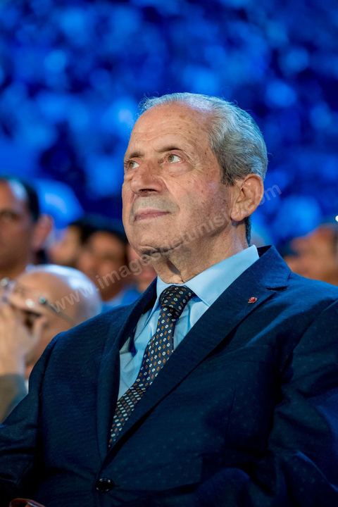 20 mai 2016 : Mohamed Ennaceur, Président de l'ARP, à l'ouverture du 10e congrès du Mouvement Ennahdha dans la garnde salle de sport de Radès, avec plusierus milliers de militants et de congressistes du parti Ennahdha. Mais l'événement fut bien la présence et le discours de Beji Caïd Essebsi, Président de la République élu il y a plus d'un an grâce à une campagne anti Ennahdha, mais avec qui il doit depuis cohabiter au pouvoir : "Je veux être franc avec vous, j'ai hésité à venir", a-t-il dit. Mais "je suis venu par considération pour les efforts de ce parti pour appuyer le consensus de réconciliation nationale"La cérémonie inaugurale s’est déroulée en présence du président de l’Assemblée des représentants du peuple, Mohamed Ennaceur, des membres de la coalition gouvernementale, de partis représentés et non représentés au parlement, de députés et de personnalités nationales, un show où il était bon d'être vu. Ce congrès doit marquer un tournant dans l'histoire du mouvement en actant la séparation entre activités politiques et religieuses. Au cours du week-end, le parti - pour lequel un changement de nom est évoqué - doit évaluer son action et tirer le bilan de ses deux ans au pouvoir au sein d'une "troïka".Il doit aussi adopter des "feuilles de route" politique, économique et sociale pour les années à venir.