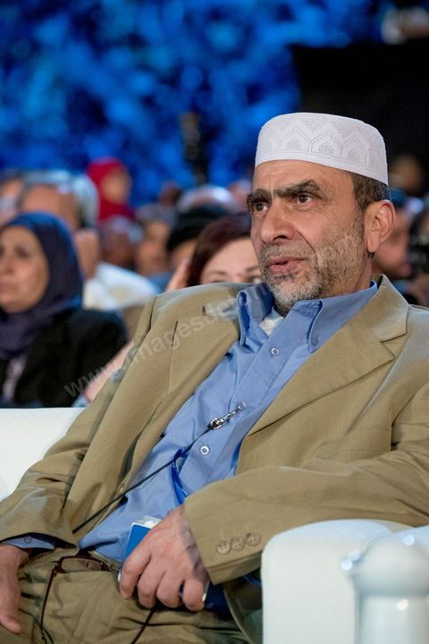 20 mai 2016 : ouverture du 10e congrès du Mouvement Ennahdha dans la garnde salle de sport de Radès, avec plusierus milliers de militants et de congressistes du parti Ennahdha. Mais l'événement fut bien la présence et le discours de Beji Caïd Essebsi, Président de la République élu il y a plus d'un an grâce à une campagne anti Ennahdha, mais avec qui il doit depuis cohabiter au pouvoir : "Je veux être franc avec vous, j'ai hésité à venir", a-t-il dit. Mais "je suis venu par considération pour les efforts de ce parti pour appuyer le consensus de réconciliation nationale"La cérémonie inaugurale s’est déroulée en présence du président de l’Assemblée des représentants du peuple, Mohamed Ennaceur, des membres de la coalition gouvernementale, de partis représentés et non représentés au parlement, de députés et de personnalités nationales, un show où il était bon d'être vu. Ce congrès doit marquer un tournant dans l'histoire du mouvement en actant la séparation entre activités politiques et religieuses. Au cours du week-end, le parti - pour lequel un changement de nom est évoqué - doit évaluer son action et tirer le bilan de ses deux ans au pouvoir au sein d'une "troïka".Il doit aussi adopter des "feuilles de route" politique, économique et sociale pour les années à venir.