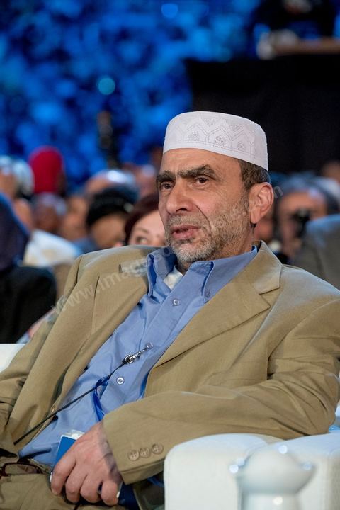 20 mai 2016 : ouverture du 10e congrès du Mouvement Ennahdha dans la garnde salle de sport de Radès, avec plusierus milliers de militants et de congressistes du parti Ennahdha. Mais l'événement fut bien la présence et le discours de Beji Caïd Essebsi, Président de la République élu il y a plus d'un an grâce à une campagne anti Ennahdha, mais avec qui il doit depuis cohabiter au pouvoir : "Je veux être franc avec vous, j'ai hésité à venir", a-t-il dit. Mais "je suis venu par considération pour les efforts de ce parti pour appuyer le consensus de réconciliation nationale"La cérémonie inaugurale s’est déroulée en présence du président de l’Assemblée des représentants du peuple, Mohamed Ennaceur, des membres de la coalition gouvernementale, de partis représentés et non représentés au parlement, de députés et de personnalités nationales, un show où il était bon d'être vu. Ce congrès doit marquer un tournant dans l'histoire du mouvement en actant la séparation entre activités politiques et religieuses. Au cours du week-end, le parti - pour lequel un changement de nom est évoqué - doit évaluer son action et tirer le bilan de ses deux ans au pouvoir au sein d'une "troïka".Il doit aussi adopter des "feuilles de route" politique, économique et sociale pour les années à venir.