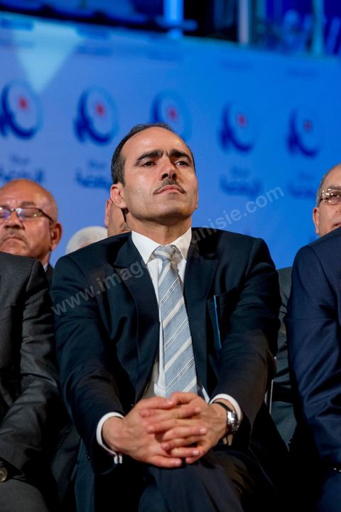 20 mai 2016 : ouverture du 10e congrès du Mouvement Ennahdha dans la garnde salle de sport de Radès, avec plusierus milliers de militants et de congressistes du parti Ennahdha. Mais l'événement fut bien la présence et le discours de Beji Caïd Essebsi, Président de la République élu il y a plus d'un an grâce à une campagne anti Ennahdha, mais avec qui il doit depuis cohabiter au pouvoir : "Je veux être franc avec vous, j'ai hésité à venir", a-t-il dit. Mais "je suis venu par considération pour les efforts de ce parti pour appuyer le consensus de réconciliation nationale"La cérémonie inaugurale s’est déroulée en présence du président de l’Assemblée des représentants du peuple, Mohamed Ennaceur, des membres de la coalition gouvernementale, de partis représentés et non représentés au parlement, de députés et de personnalités nationales, un show où il était bon d'être vu. Ce congrès doit marquer un tournant dans l'histoire du mouvement en actant la séparation entre activités politiques et religieuses. Au cours du week-end, le parti - pour lequel un changement de nom est évoqué - doit évaluer son action et tirer le bilan de ses deux ans au pouvoir au sein d'une "troïka".Il doit aussi adopter des "feuilles de route" politique, économique et sociale pour les années à venir.