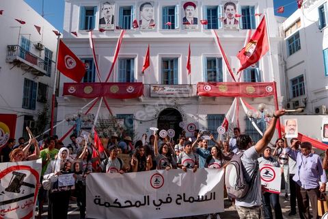 25 juillet 2016 : Des centaines de Tunisiens se sont regroupés devant le siège historique de l'UGTT et ont de nouveau manifesté lundi 25 juillet sur l'avenue Habib Bourguiba à Tunis contre le projet de loi controversé prévoyant l’amnistie des personnes poursuivies pour des délits de corruption en échange d’une pénalité financière.Ce projet de loi dit de « réconciliation » avait été proposé l’an dernier par le président, Béji Caïd Essebsi, pour « améliorer le climat de l’investissement » dans un pays économiquement exsangue et vient d'être remis à l'Assemblée des Représentants du Peuple. En plus des jeunes du collectif, le Front populaire (gauche) a participé avec Hamma Hammami et ses députés ainsi que Mustapha Ben Jaafar, Ettakatol. 