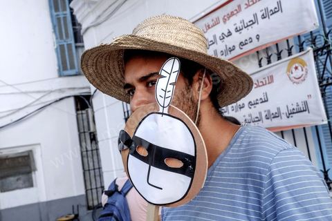 25 juillet 2016 : Des centaines de Tunisiens se sont regroupés devant le siège historique de l'UGTT et ont de nouveau manifesté lundi 25 juillet sur l'avenue Habib Bourguiba à Tunis contre le projet de loi controversé prévoyant l’amnistie des personnes poursuivies pour des délits de corruption en échange d’une pénalité financière.Ce projet de loi dit de « réconciliation » avait été proposé l’an dernier par le président, Béji Caïd Essebsi, pour « améliorer le climat de l’investissement » dans un pays économiquement exsangue et vient d'être remis à l'Assemblée des Représentants du Peuple. En plus des jeunes du collectif, le Front populaire (gauche) a participé avec Hamma Hammami et ses députés ainsi que Mustapha Ben Jaafar, Ettakatol. 