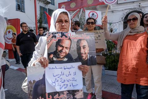 25 juillet 2016 : Des centaines de Tunisiens se sont regroupés devant le siège historique de l'UGTT et ont de nouveau manifesté lundi 25 juillet sur l'avenue Habib Bourguiba à Tunis contre le projet de loi controversé prévoyant l’amnistie des personnes poursuivies pour des délits de corruption en échange d’une pénalité financière.Ce projet de loi dit de « réconciliation » avait été proposé l’an dernier par le président, Béji Caïd Essebsi, pour « améliorer le climat de l’investissement » dans un pays économiquement exsangue et vient d'être remis à l'Assemblée des Représentants du Peuple. En plus des jeunes du collectif, le Front populaire (gauche) a participé avec Hamma Hammami et ses députés ainsi que Mustapha Ben Jaafar, Ettakatol. 