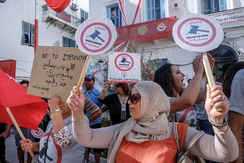 25 juillet 2016 : Des centaines de Tunisiens se sont regroupés devant le siège historique de l'UGTT et ont de nouveau manifesté lundi 25 juillet sur l'avenue Habib Bourguiba à Tunis contre le projet de loi controversé prévoyant l’amnistie des personnes poursuivies pour des délits de corruption en échange d’une pénalité financière.Ce projet de loi dit de « réconciliation » avait été proposé l’an dernier par le président, Béji Caïd Essebsi, pour « améliorer le climat de l’investissement » dans un pays économiquement exsangue et vient d'être remis à l'Assemblée des Représentants du Peuple. En plus des jeunes du collectif, le Front populaire (gauche) a participé avec Hamma Hammami et ses députés ainsi que Mustapha Ben Jaafar, Ettakatol. 
