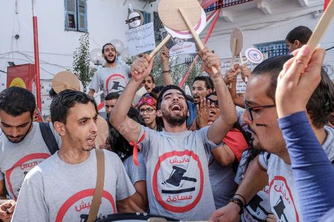 25 juillet 2016 : Des centaines de Tunisiens se sont regroupés devant le siège historique de l'UGTT et ont de nouveau manifesté lundi 25 juillet sur l'avenue Habib Bourguiba à Tunis contre le projet de loi controversé prévoyant l’amnistie des personnes poursuivies pour des délits de corruption en échange d’une pénalité financière.Ce projet de loi dit de « réconciliation » avait été proposé l’an dernier par le président, Béji Caïd Essebsi, pour « améliorer le climat de l’investissement » dans un pays économiquement exsangue et vient d'être remis à l'Assemblée des Représentants du Peuple. En plus des jeunes du collectif, le Front populaire (gauche) a participé avec Hamma Hammami et ses députés ainsi que Mustapha Ben Jaafar, Ettakatol. 