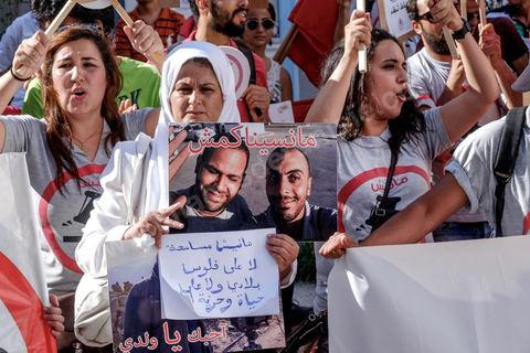 25 juillet 2016 : Des centaines de Tunisiens se sont regroupés devant le siège historique de l'UGTT et ont de nouveau manifesté lundi 25 juillet sur l'avenue Habib Bourguiba à Tunis contre le projet de loi controversé prévoyant l’amnistie des personnes poursuivies pour des délits de corruption en échange d’une pénalité financière.Ce projet de loi dit de « réconciliation » avait été proposé l’an dernier par le président, Béji Caïd Essebsi, pour « améliorer le climat de l’investissement » dans un pays économiquement exsangue et vient d'être remis à l'Assemblée des Représentants du Peuple. En plus des jeunes du collectif, le Front populaire (gauche) a participé avec Hamma Hammami et ses députés ainsi que Mustapha Ben Jaafar, Ettakatol. 