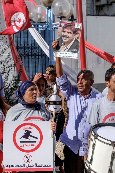 25 juillet 2016 : Des centaines de Tunisiens se sont regroupés devant le siège historique de l'UGTT et ont de nouveau manifesté lundi 25 juillet sur l'avenue Habib Bourguiba à Tunis contre le projet de loi controversé prévoyant l’amnistie des personnes poursuivies pour des délits de corruption en échange d’une pénalité financière.Ce projet de loi dit de « réconciliation » avait été proposé l’an dernier par le président, Béji Caïd Essebsi, pour « améliorer le climat de l’investissement » dans un pays économiquement exsangue et vient d'être remis à l'Assemblée des Représentants du Peuple. En plus des jeunes du collectif, le Front populaire (gauche) a participé avec Hamma Hammami et ses députés ainsi que Mustapha Ben Jaafar, Ettakatol. 