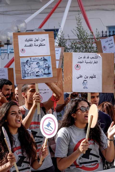 25 juillet 2016 : Des centaines de Tunisiens se sont regroupés devant le siège historique de l'UGTT et ont de nouveau manifesté lundi 25 juillet sur l'avenue Habib Bourguiba à Tunis contre le projet de loi controversé prévoyant l’amnistie des personnes poursuivies pour des délits de corruption en échange d’une pénalité financière.Ce projet de loi dit de « réconciliation » avait été proposé l’an dernier par le président, Béji Caïd Essebsi, pour « améliorer le climat de l’investissement » dans un pays économiquement exsangue et vient d'être remis à l'Assemblée des Représentants du Peuple. En plus des jeunes du collectif, le Front populaire (gauche) a participé avec Hamma Hammami et ses députés ainsi que Mustapha Ben Jaafar, Ettakatol. 